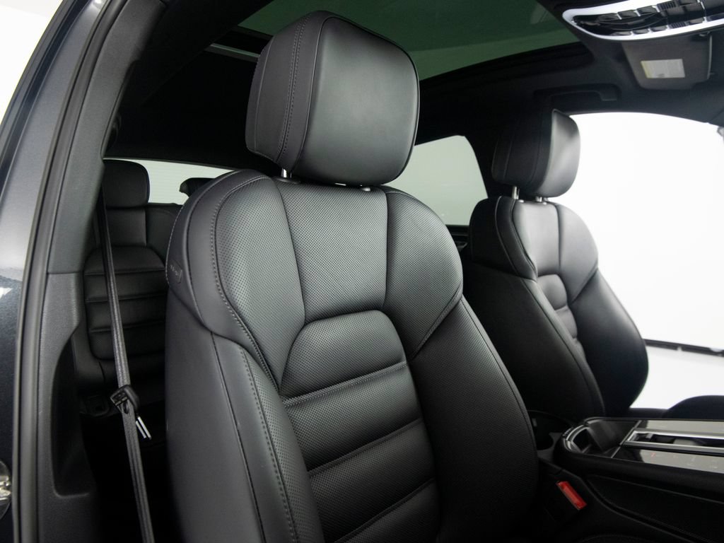 Certified 2026 Porsche Macan AWD/4WD image 39