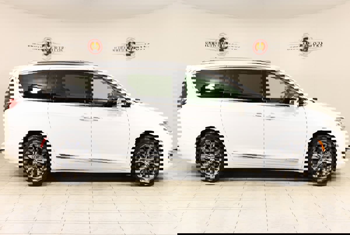 Used 2019 Chrysler Pacifica Limited w/ Tire & Wheel Group image 2