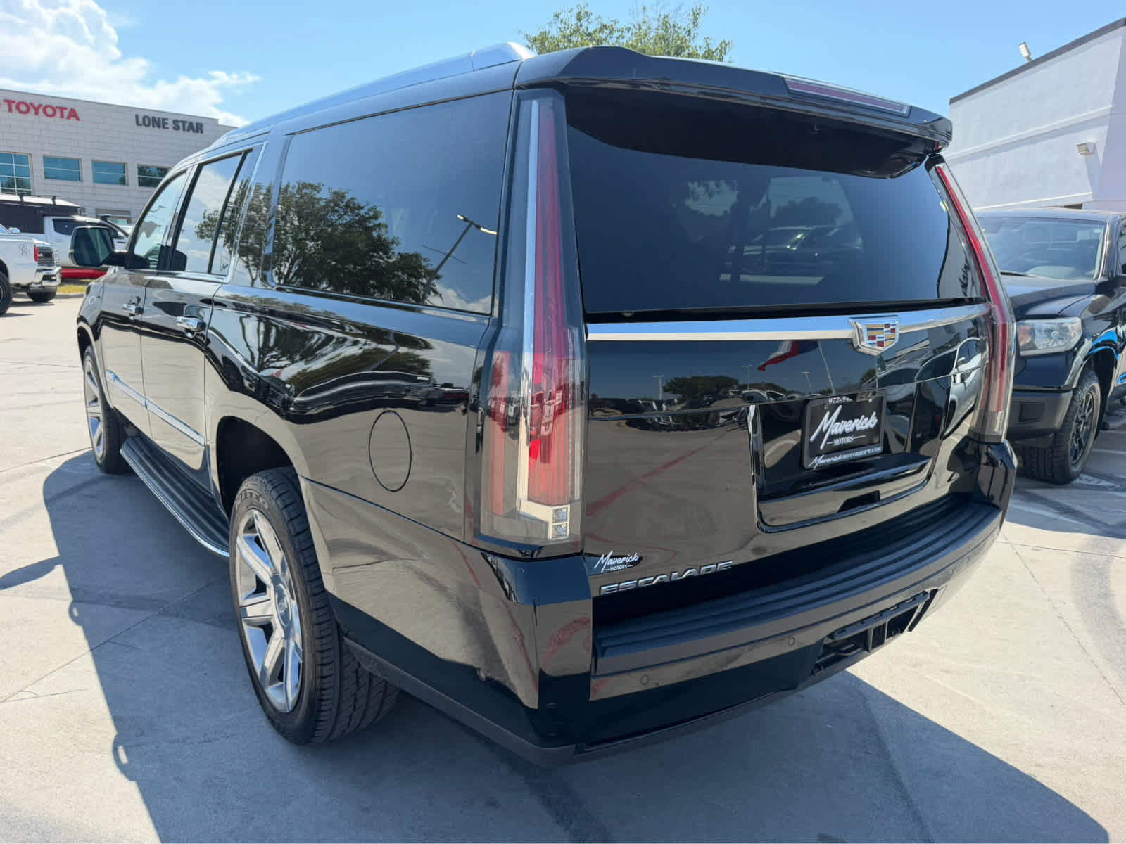 Used 2017 Cadillac Escalade ESV Luxury AWD/4WD image 2