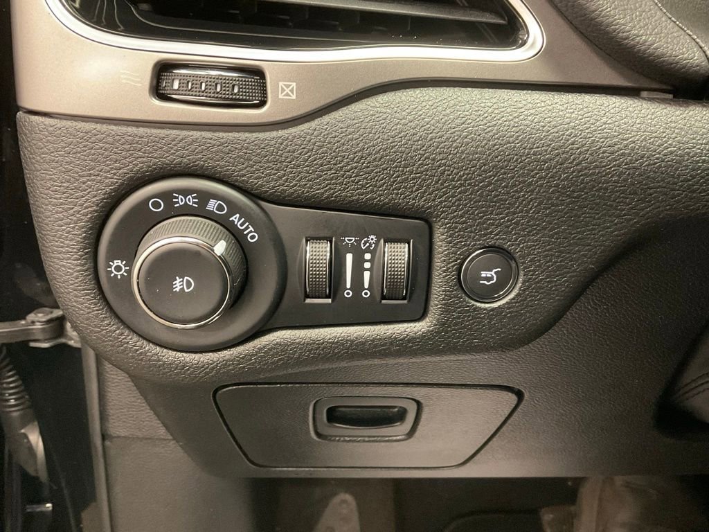 Used 2022 Jeep Cherokee Limited image 15