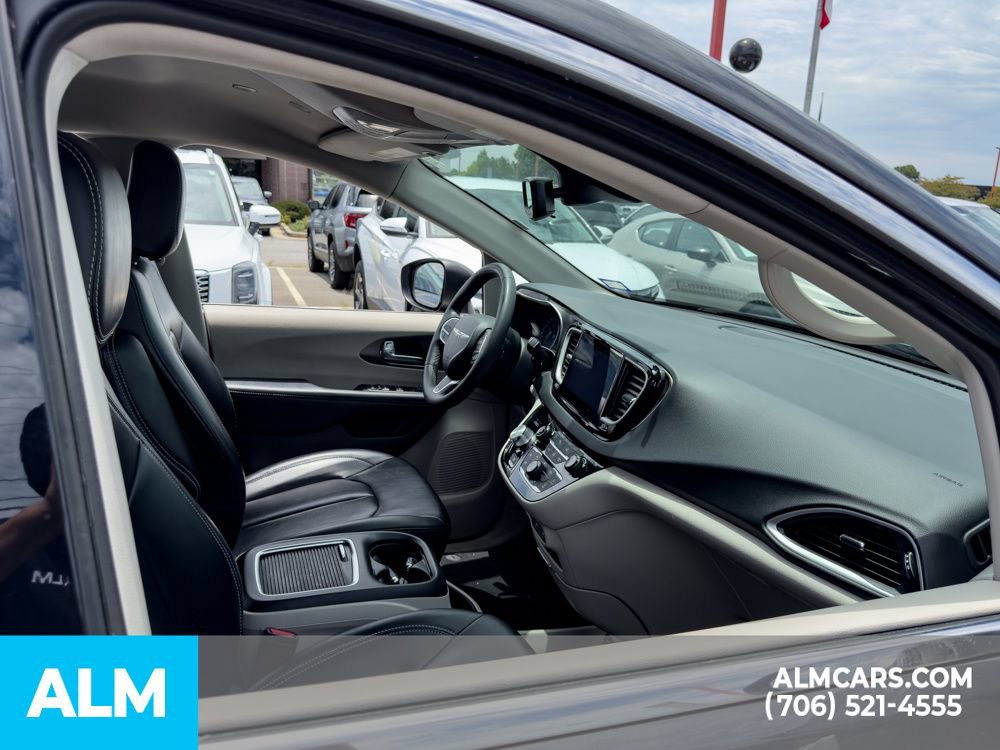 Used 2023 Chrysler Pacifica Touring-L FWD image 15