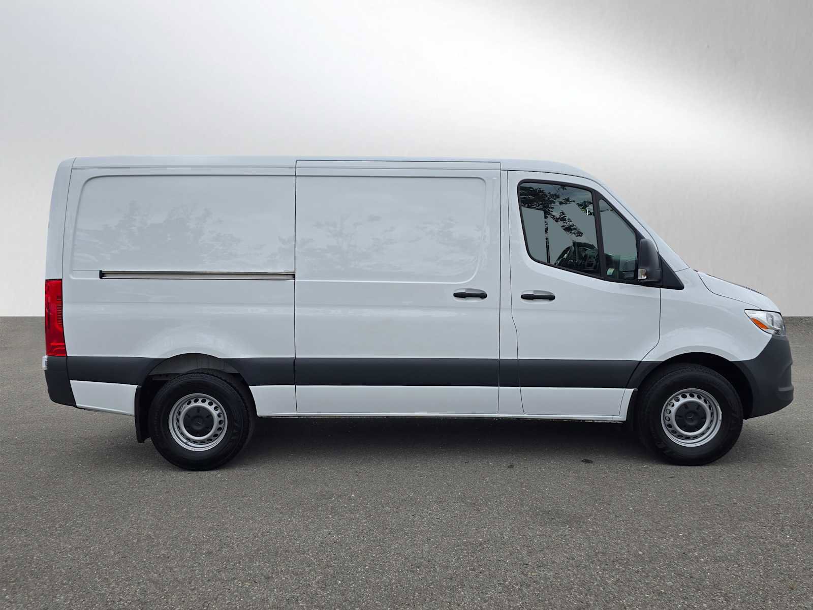 Used 2025 Mercedes-Benz Sprinter 2500 image 2