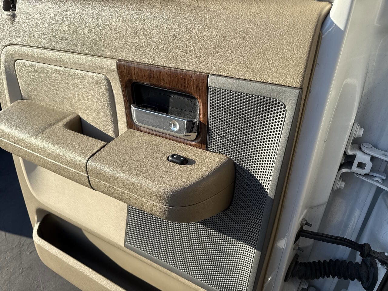 Used 2004 Ford F150 Lariat image 25