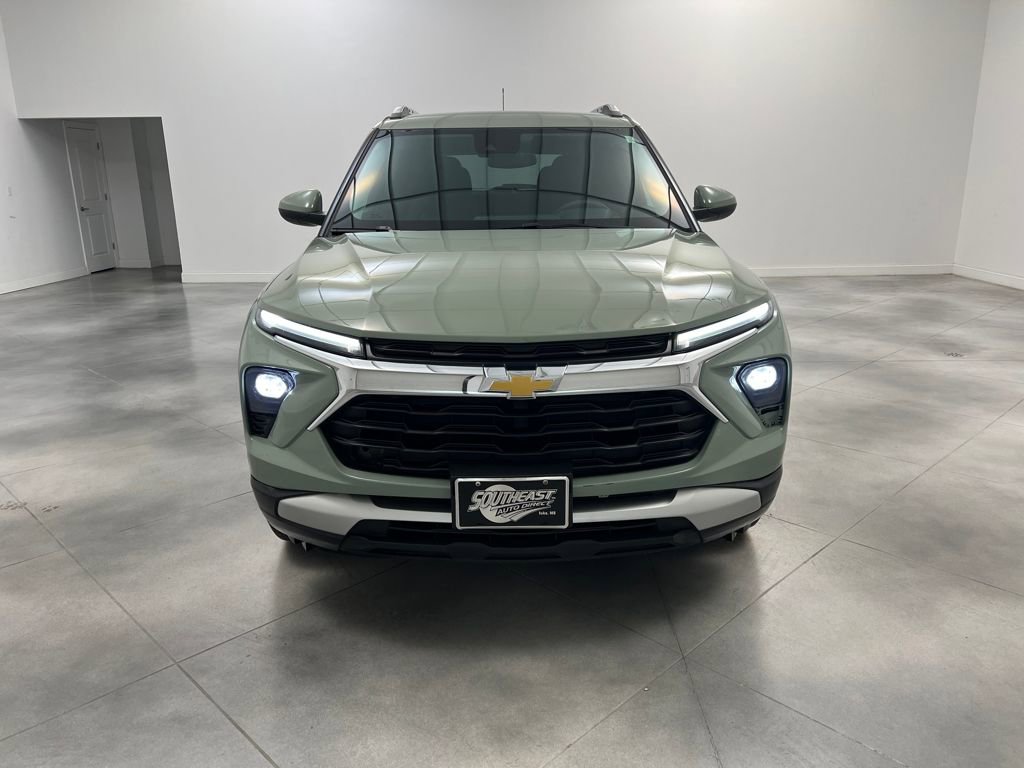 Used 2025 Chevrolet TrailBlazer LT image 2
