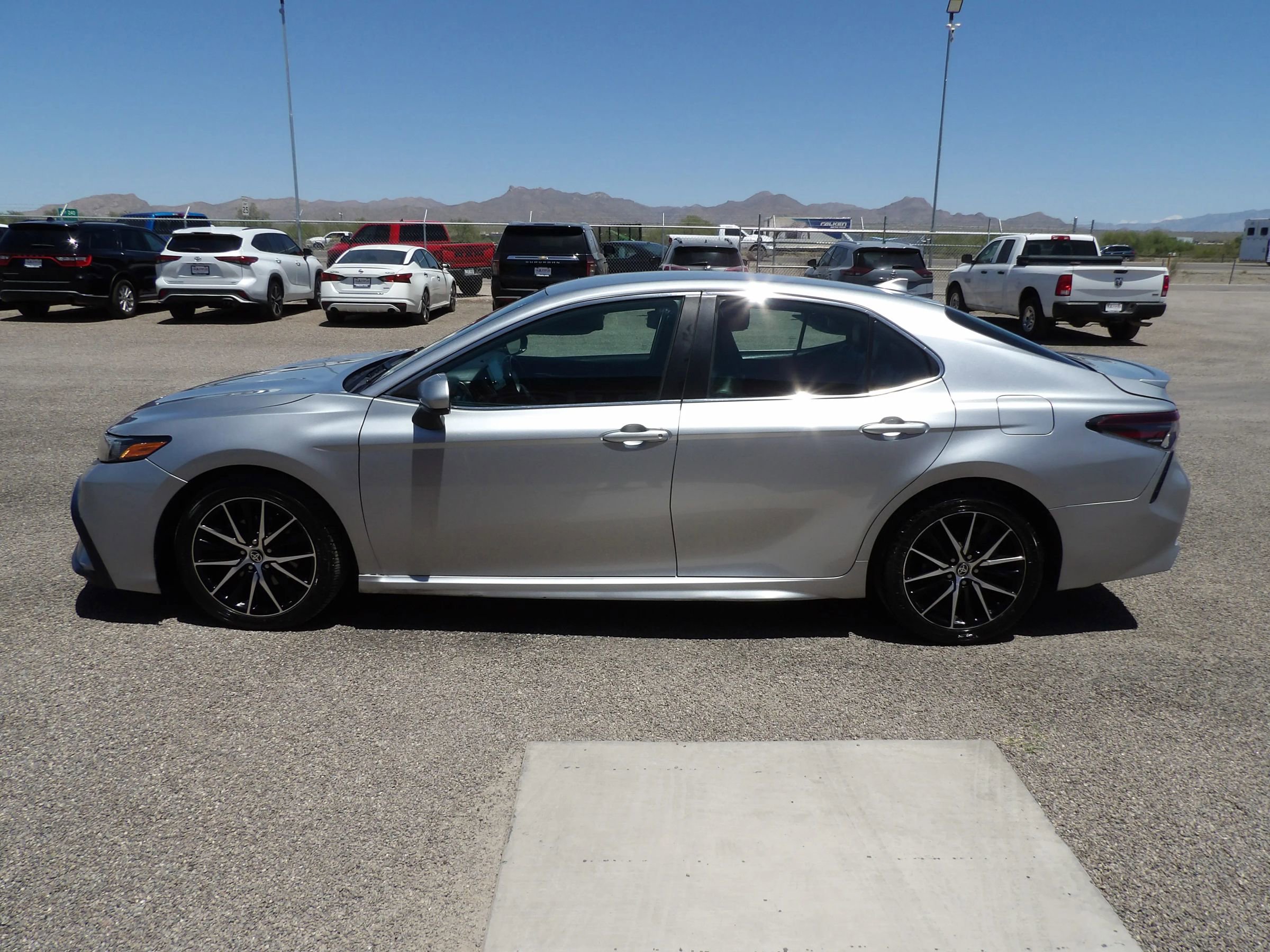 Used 2021 Toyota Camry SE FWD image 5