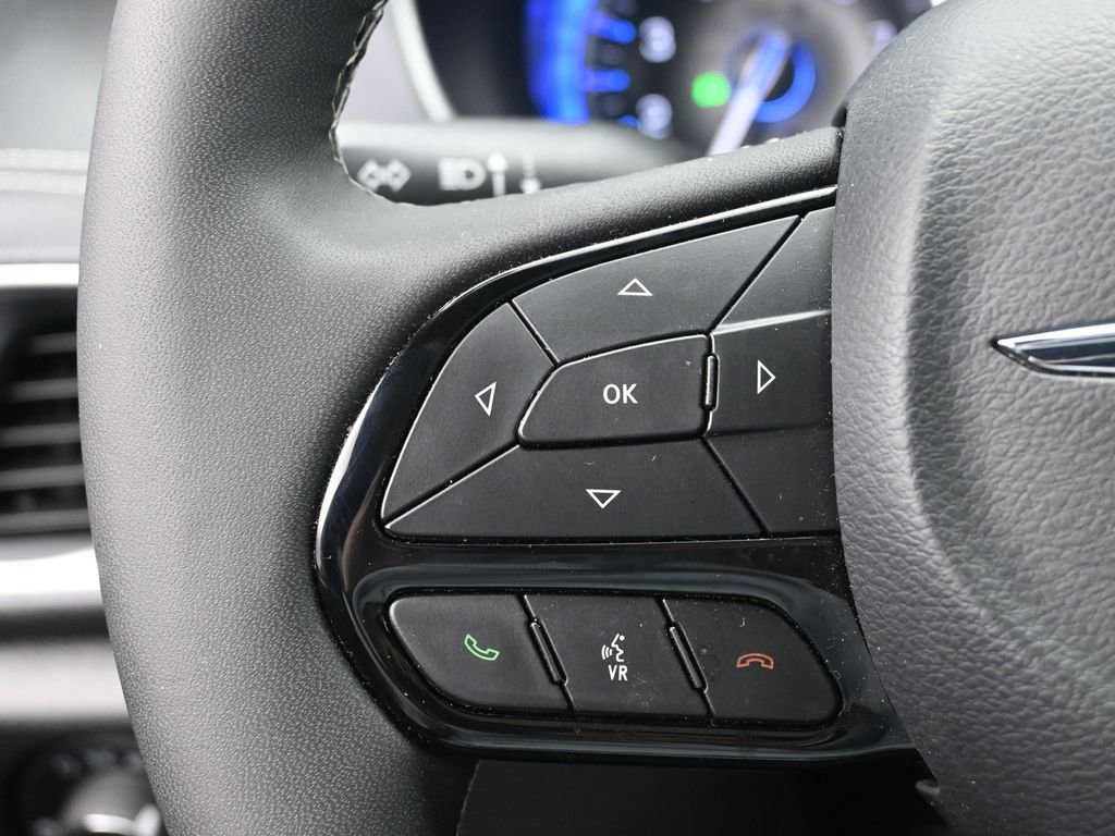 Used 2025 Chrysler Pacifica Limited FWD image 15