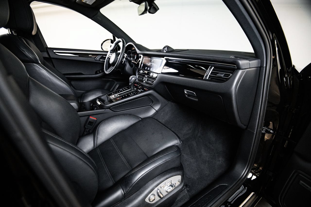 Certified 2024 Porsche Macan AWD/4WD image 28