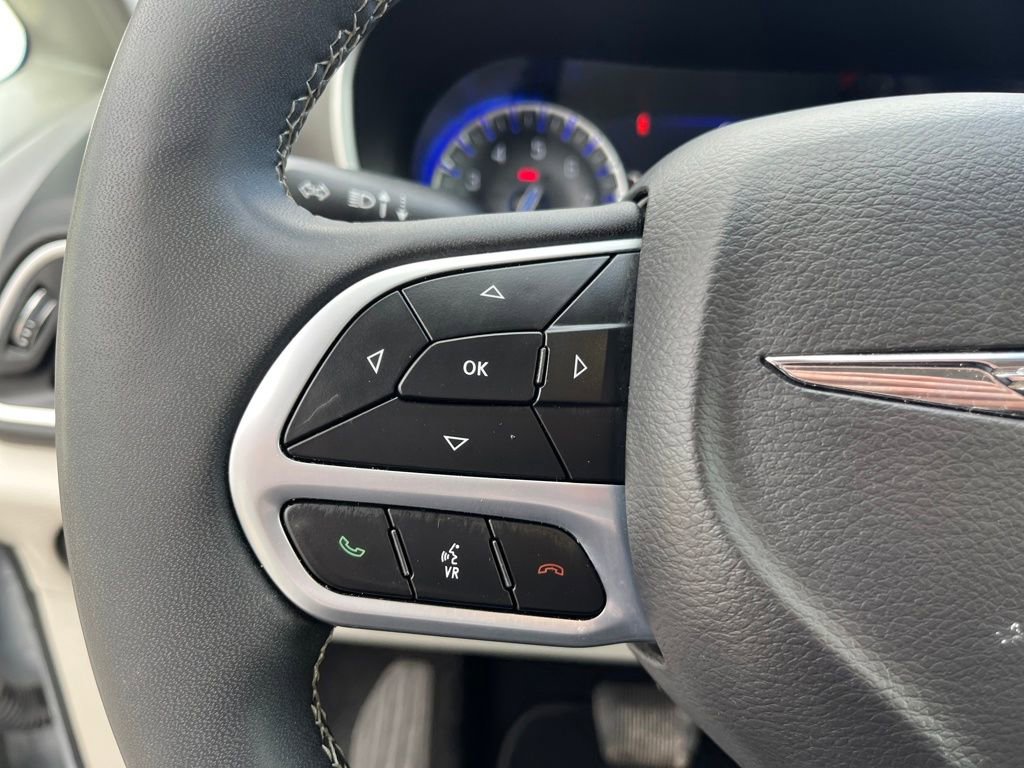 Used 2024 Chrysler Pacifica Touring-L image 20