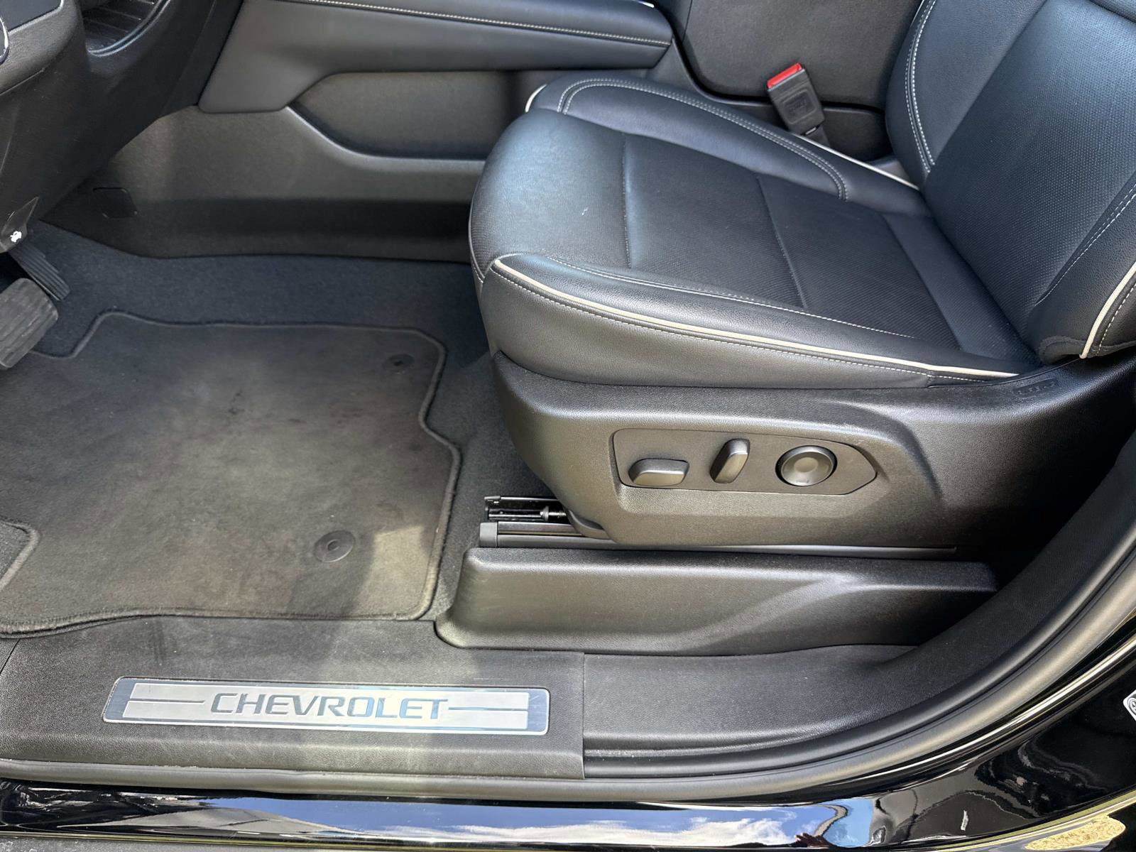 Used 2025 Chevrolet Suburban Premier image 21