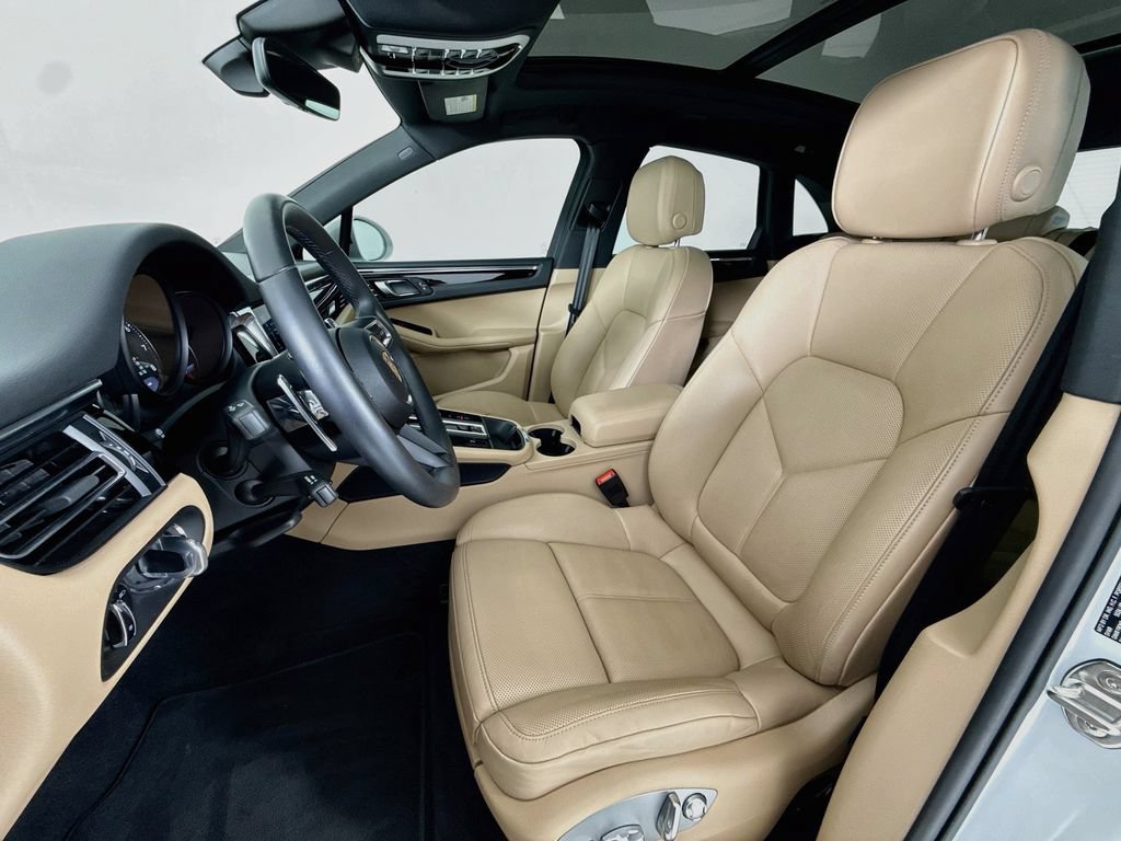 Certified 2025 Porsche Macan AWD/4WD image 5