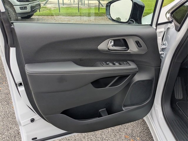New 2026 Chrysler Pacifica Select image 11