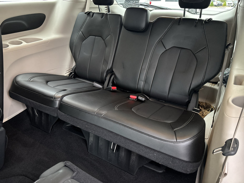 Used 2023 Chrysler Pacifica Touring-L FWD image 20
