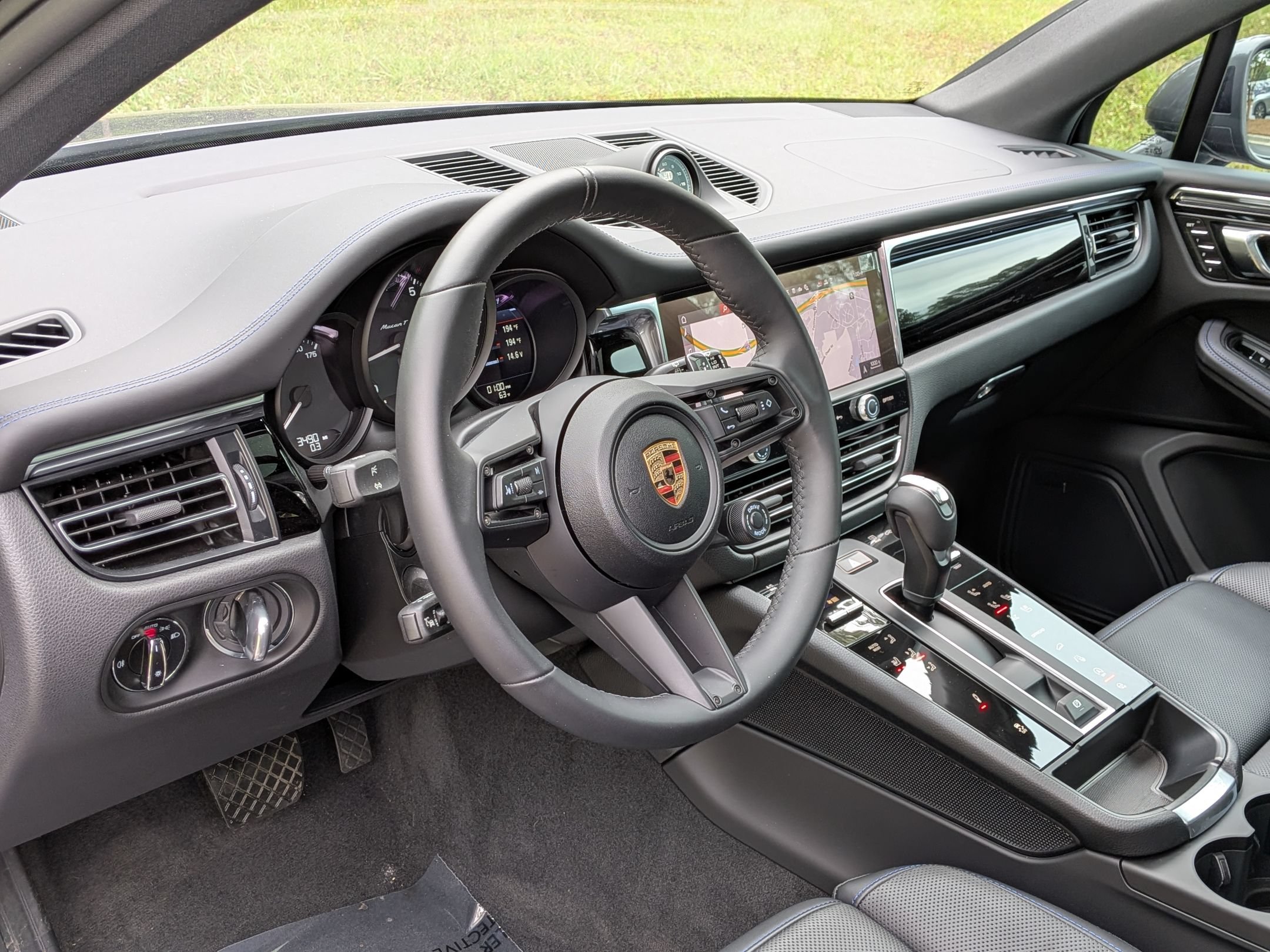 Certified 2025 Porsche Macan Turbo AWD/4WD image 4