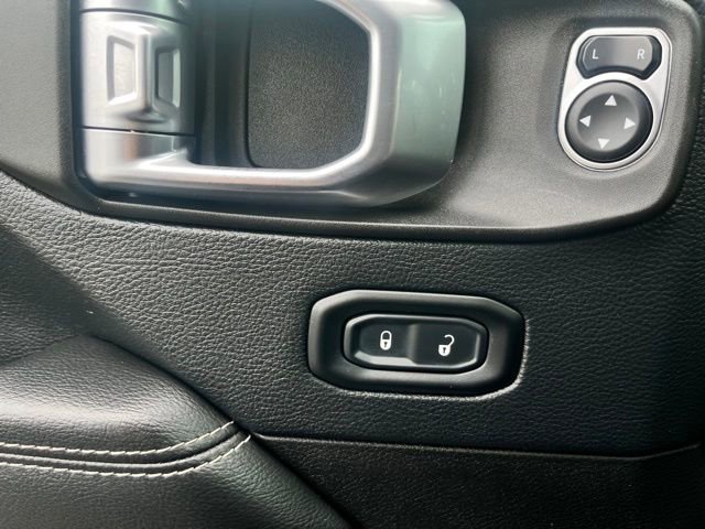 Used 2018 Jeep Wrangler Unlimited Sahara image 23