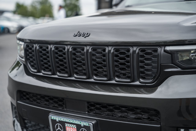 Used 2023 Jeep Grand Cherokee L Limited w/ Black Appearance Package AWD/4WD image 13