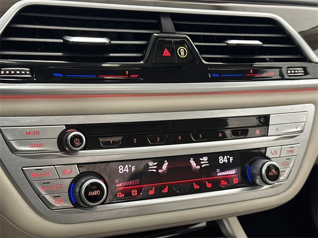 Used 2022 BMW 750i xDrive image 27