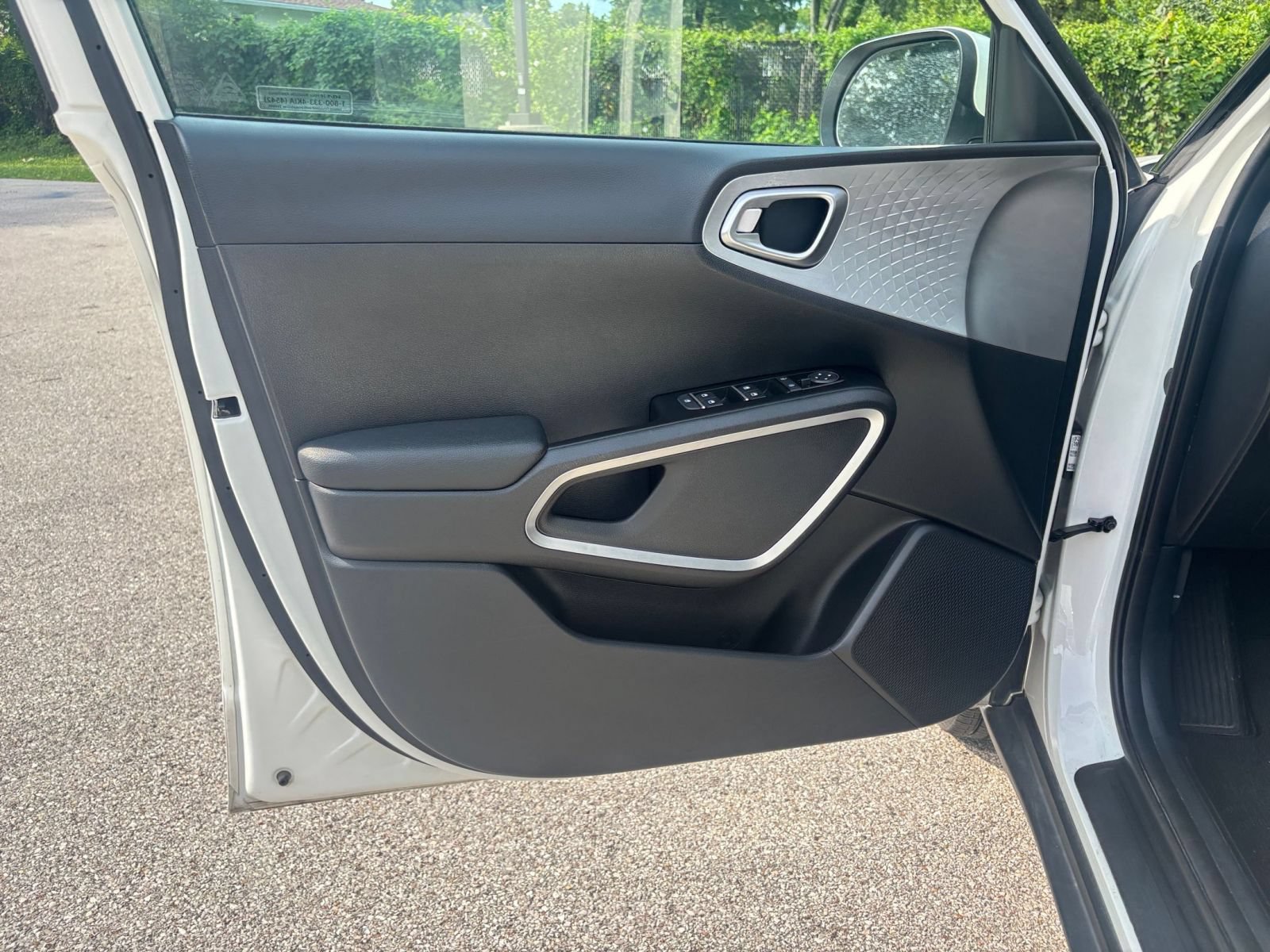Used 2025 Kia Soul LX w/ LX Technology Package FWD image 18