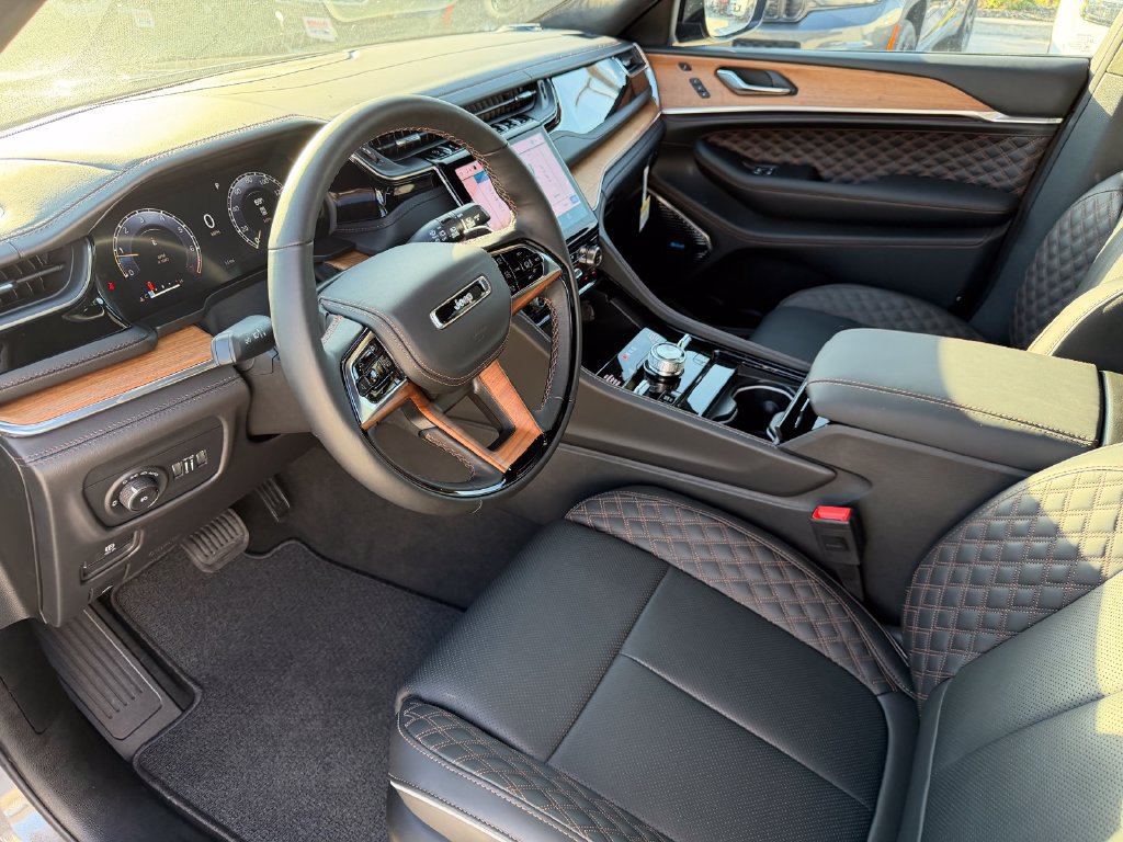 New 2025 Jeep Grand Cherokee Summit AWD/4WD image 12