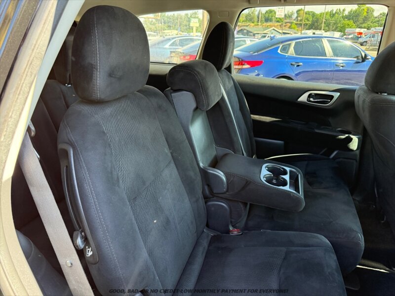 Used 2016 Nissan Pathfinder SV w/ SV Cold Weather Package AWD/4WD image 19