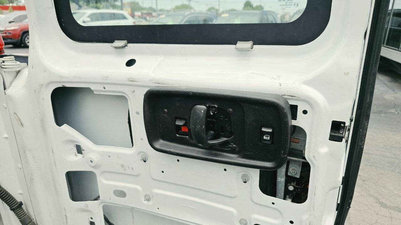 Used 2014 Chevrolet Express 2500 RWD image 16