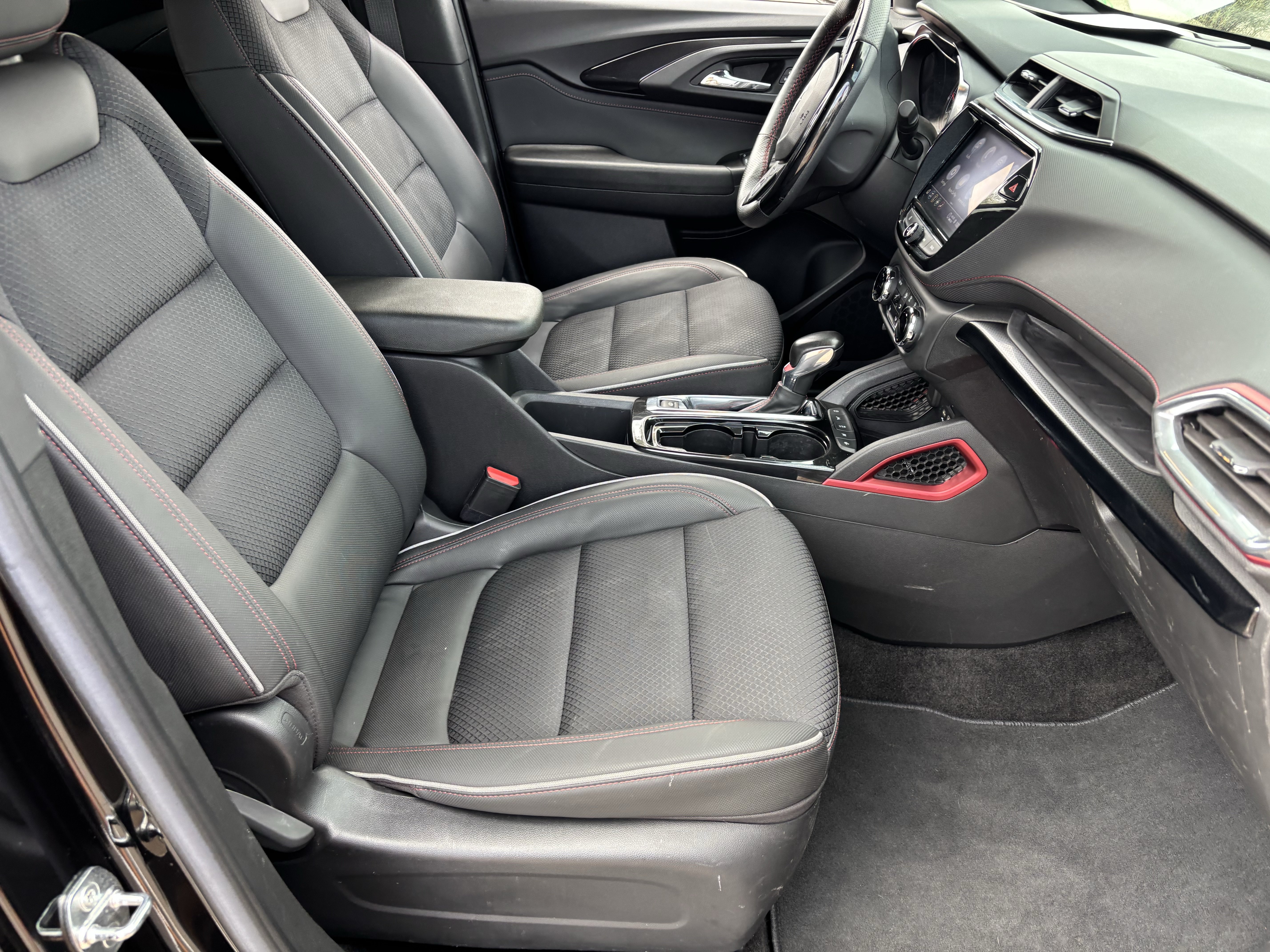 Used 2022 Chevrolet TrailBlazer RS w/ Technology Package FWD image 10