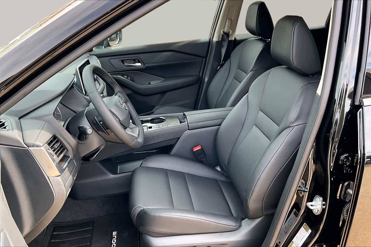 New 2027 Nissan Rogue Dark Armor FWD image 9