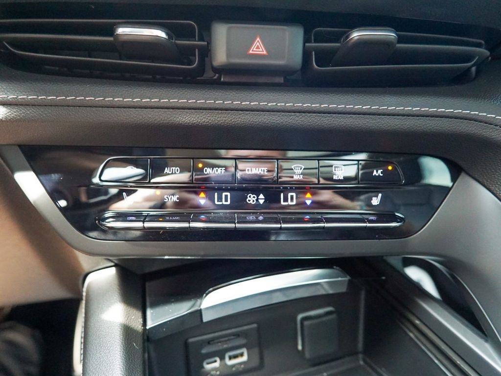 Used 2022 Buick Envision Essence w/ Technology Package II FWD image 29