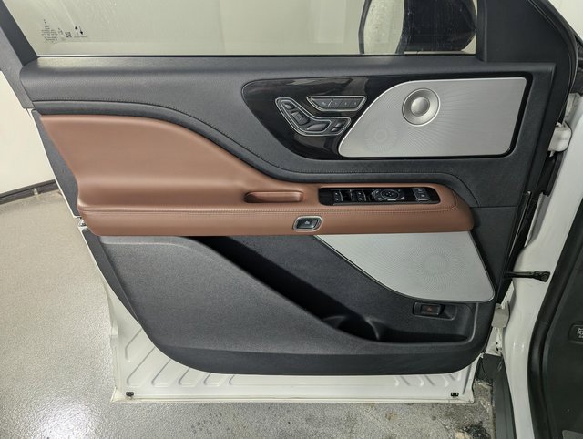 Used 2025 Lincoln Aviator Reserve w/ Equipment Group 201A image 9