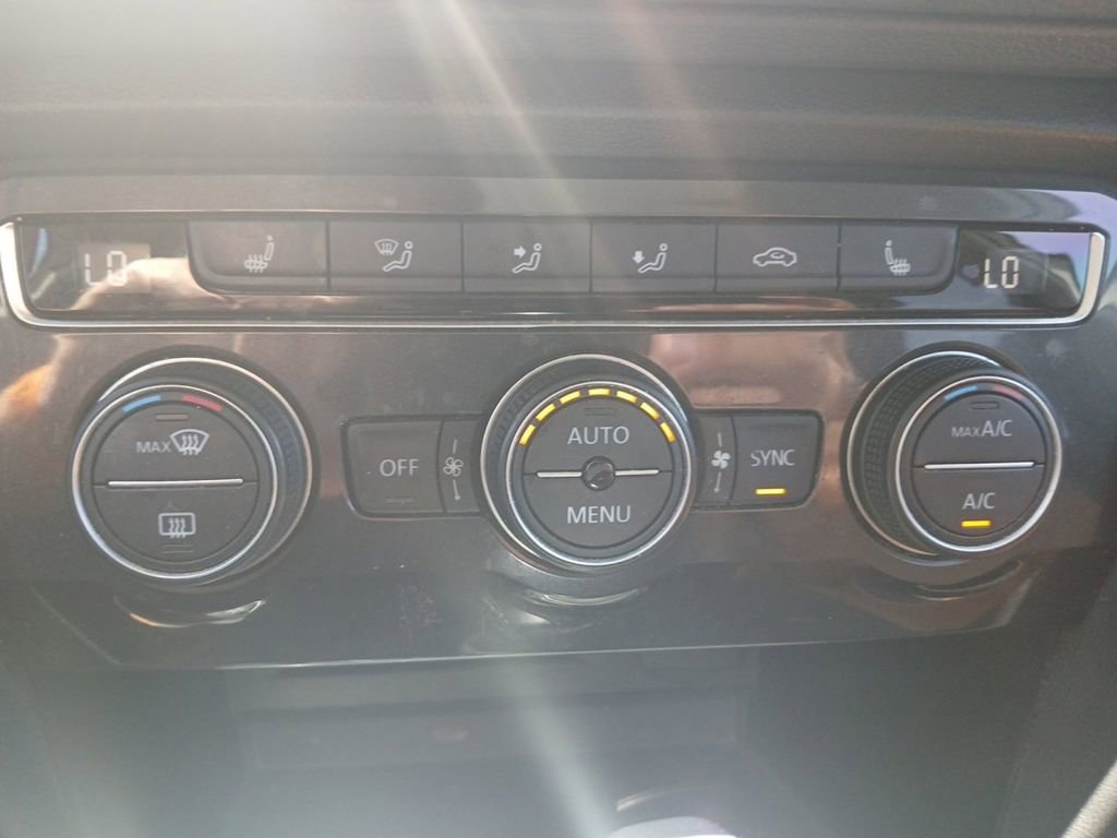 Used 2019 Volkswagen Tiguan SE w/ Panoramic Sunroof Package FWD image 16