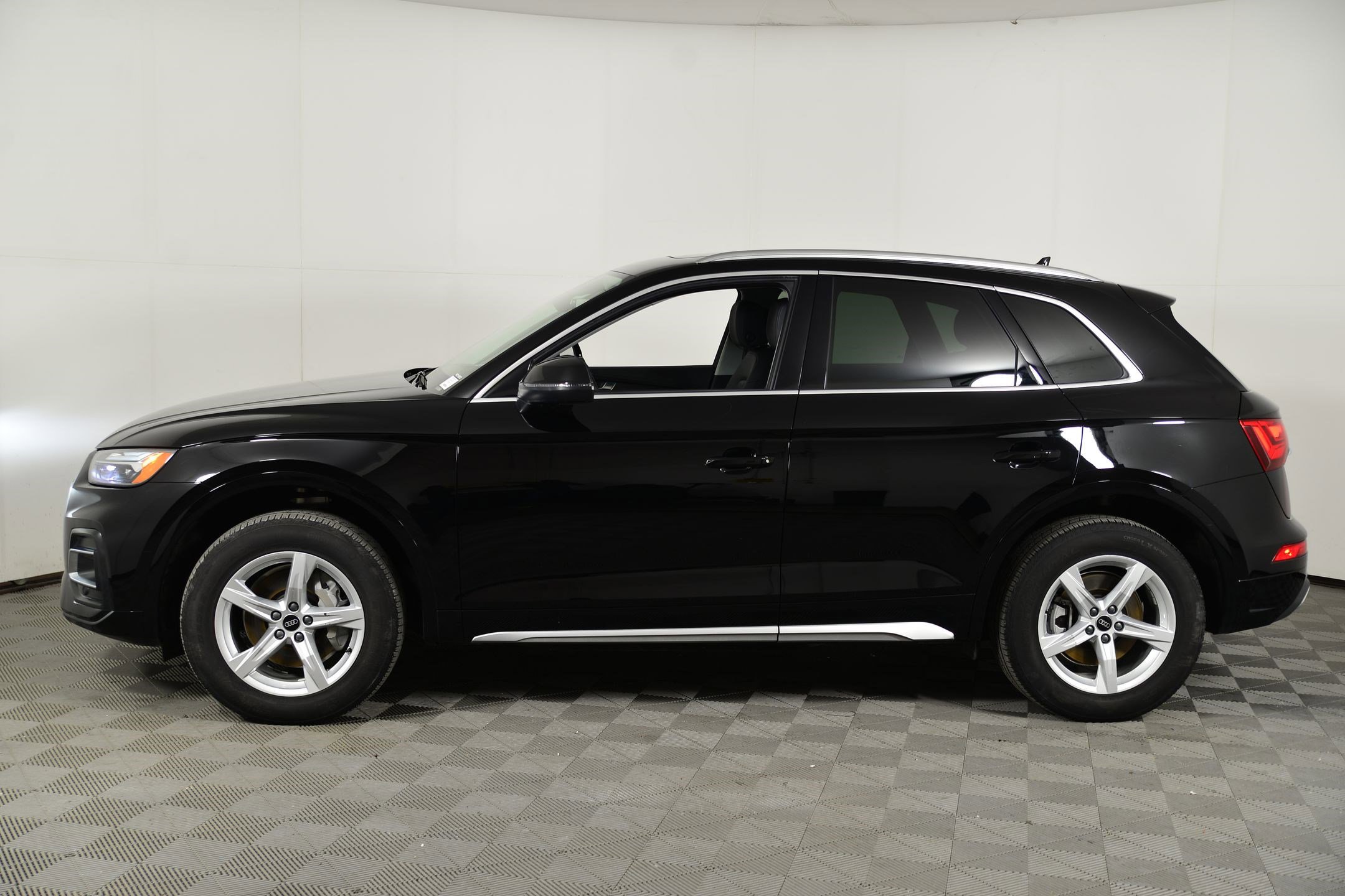 Certified 2024 Audi Q5 2.0T Premium w/ Convenience Package image 2