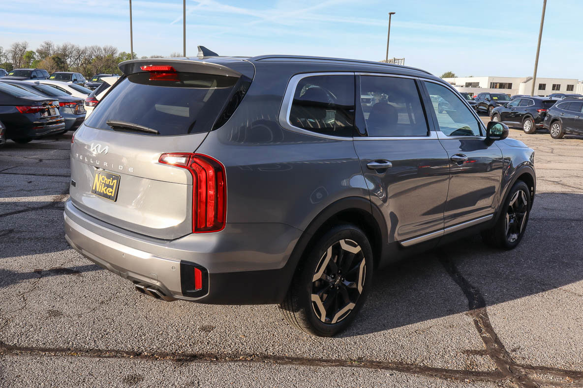 Used 2025 Kia Telluride S FWD image 4