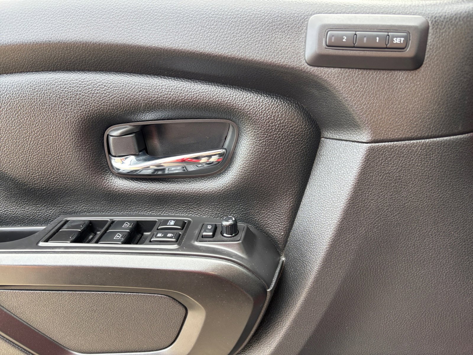 Used 2022 Nissan Titan PRO-4X w/ Pro-4x Convenience Package image 16