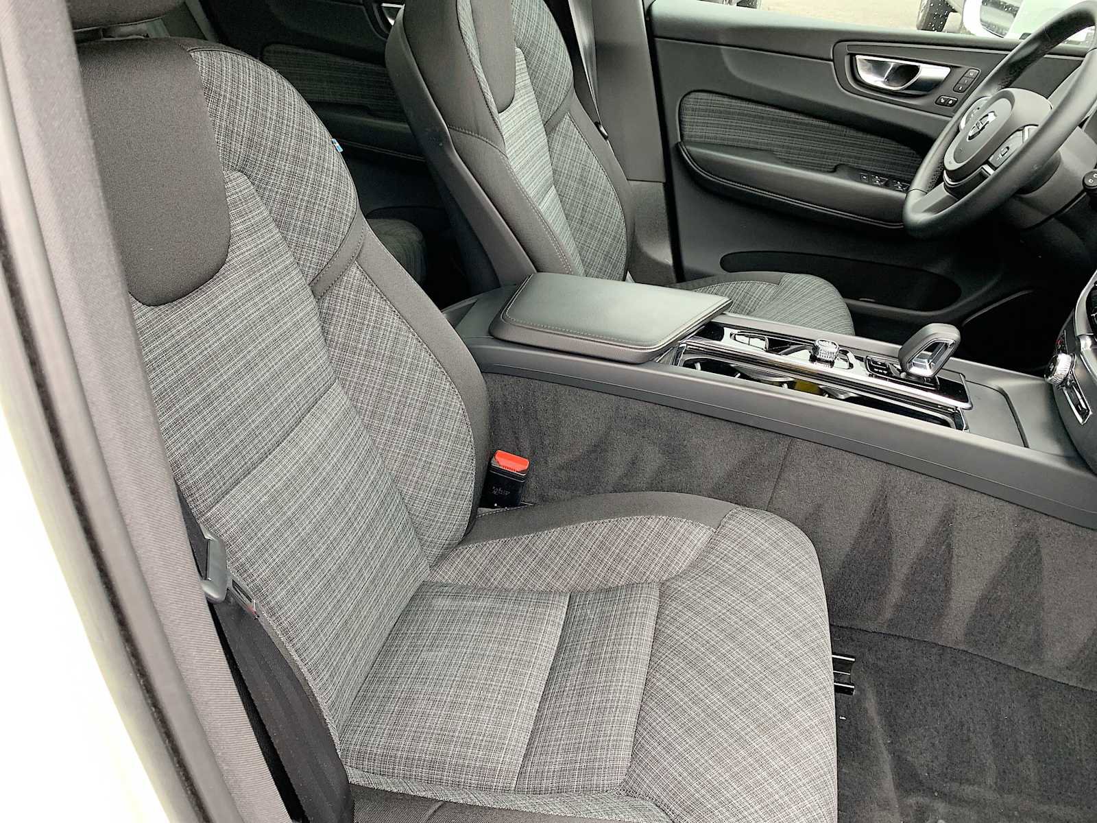 Used 2023 Volvo XC60 B5 Core image 27