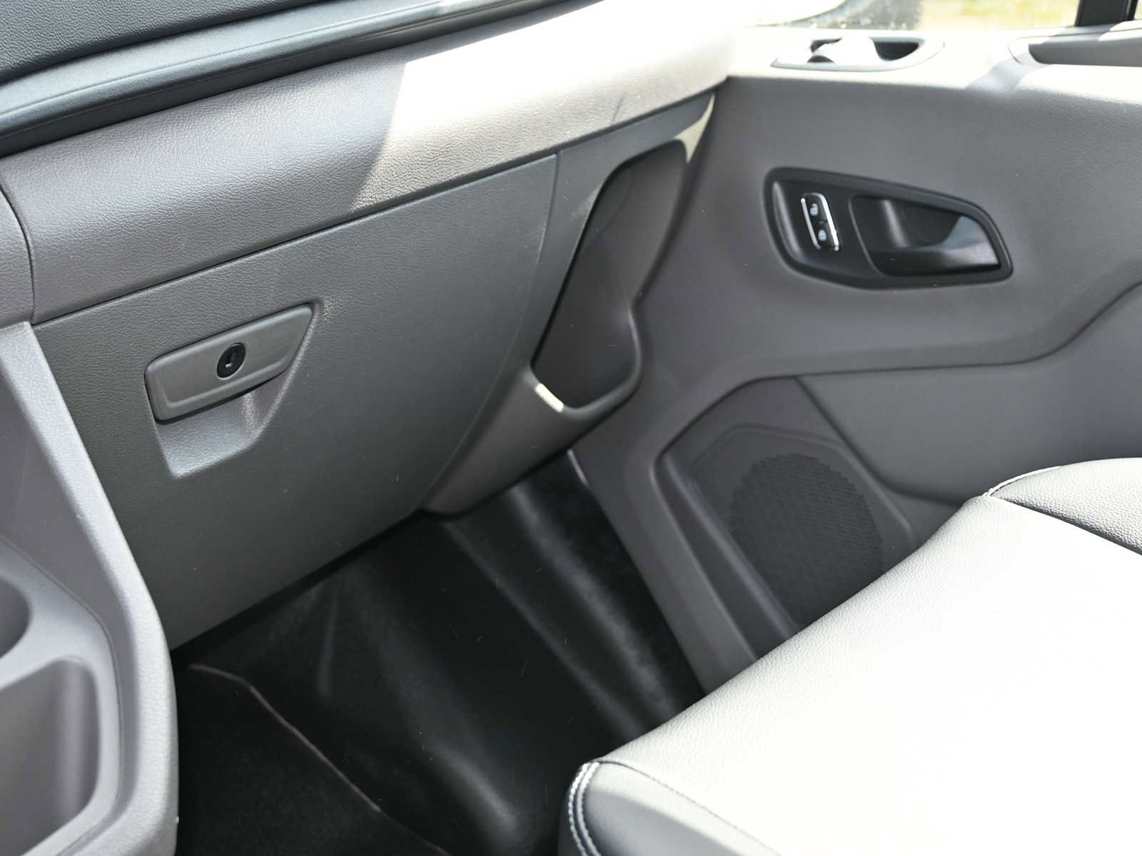 New 2025 Ford Transit 250 148 Medium Roof image 18