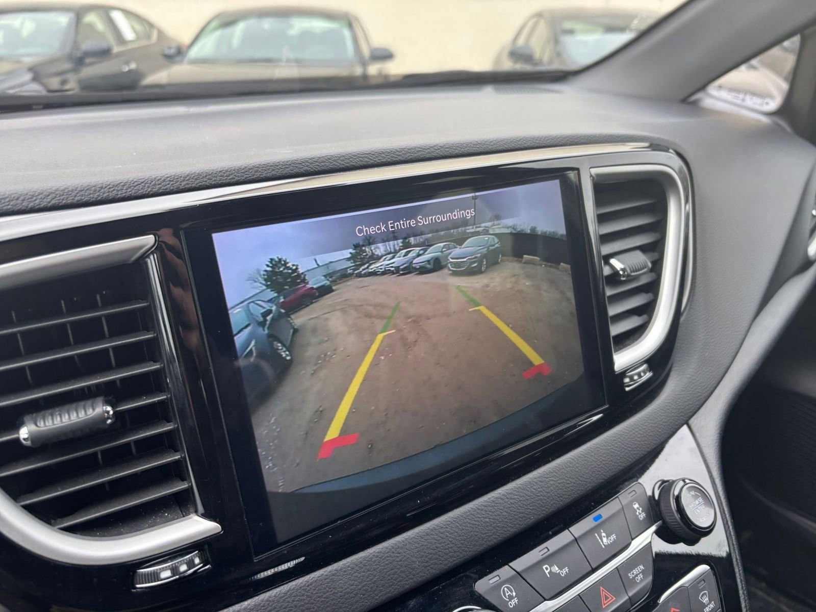 Used 2025 Chrysler Pacifica Select image 25