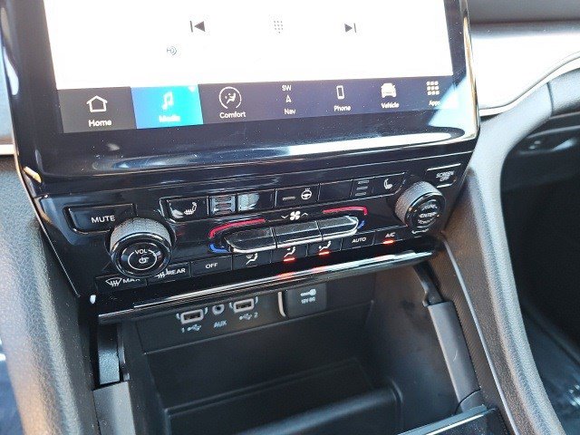 Used 2024 Jeep Grand Cherokee Limited image 25