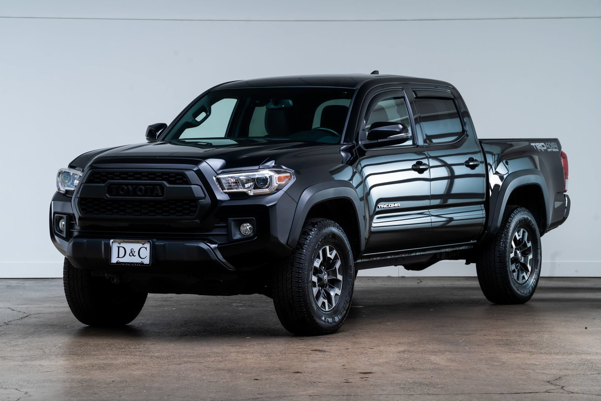 Used 2019 Toyota Tacoma TRD Off-Road w/ Technology Package AWD/4WD image 3