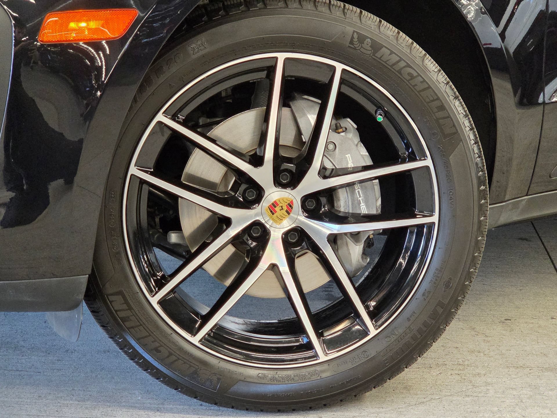 Certified 2025 Porsche Macan AWD/4WD image 25