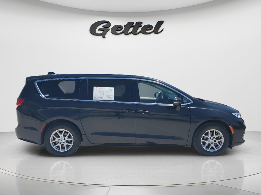 Used 2023 Chrysler Pacifica Touring-L FWD image 4