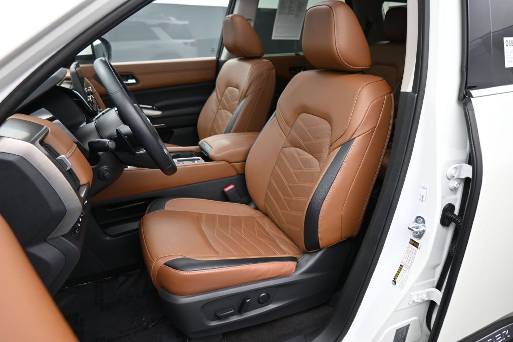 Used 2024 Nissan Pathfinder Platinum FWD image 18