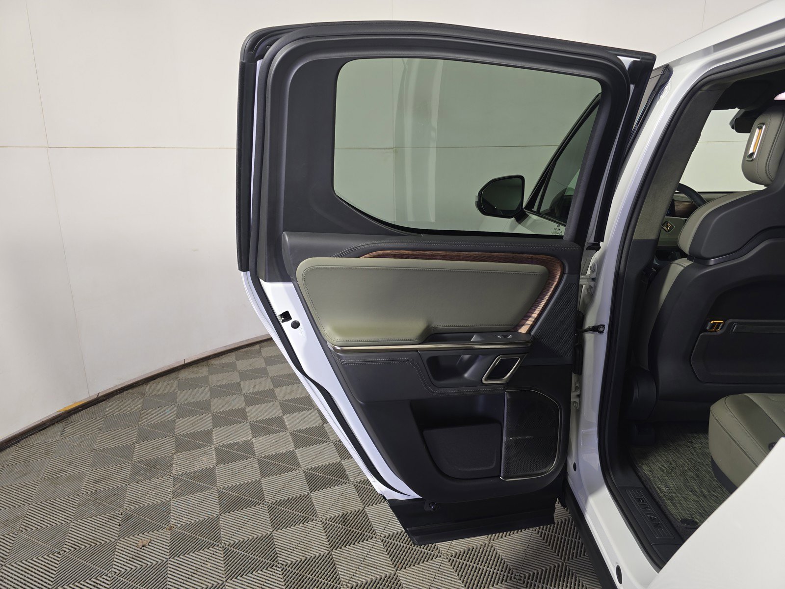 Used 2023 Rivian R1T Adventure AWD/4WD image 17
