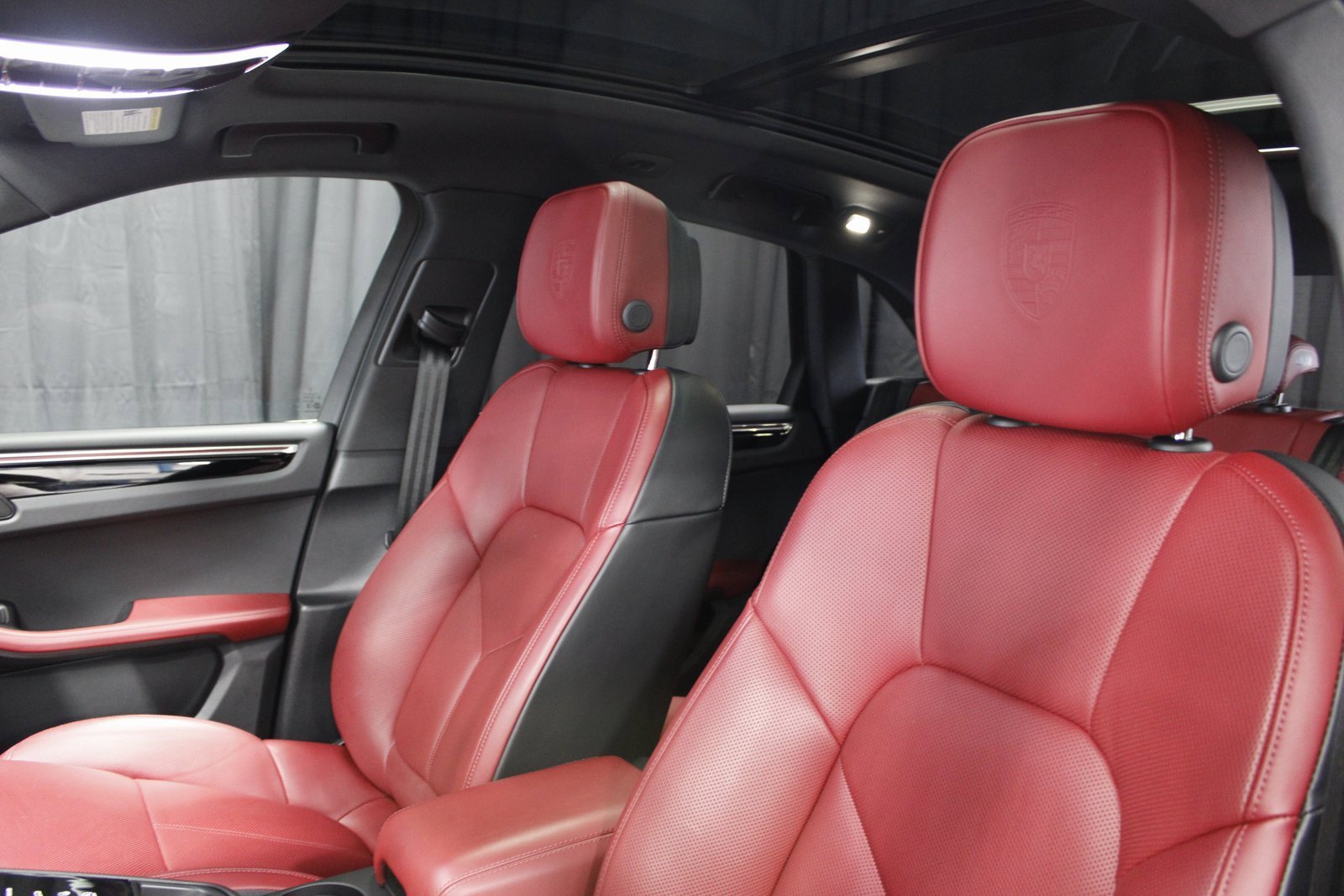 Certified 2025 Porsche Macan image 5