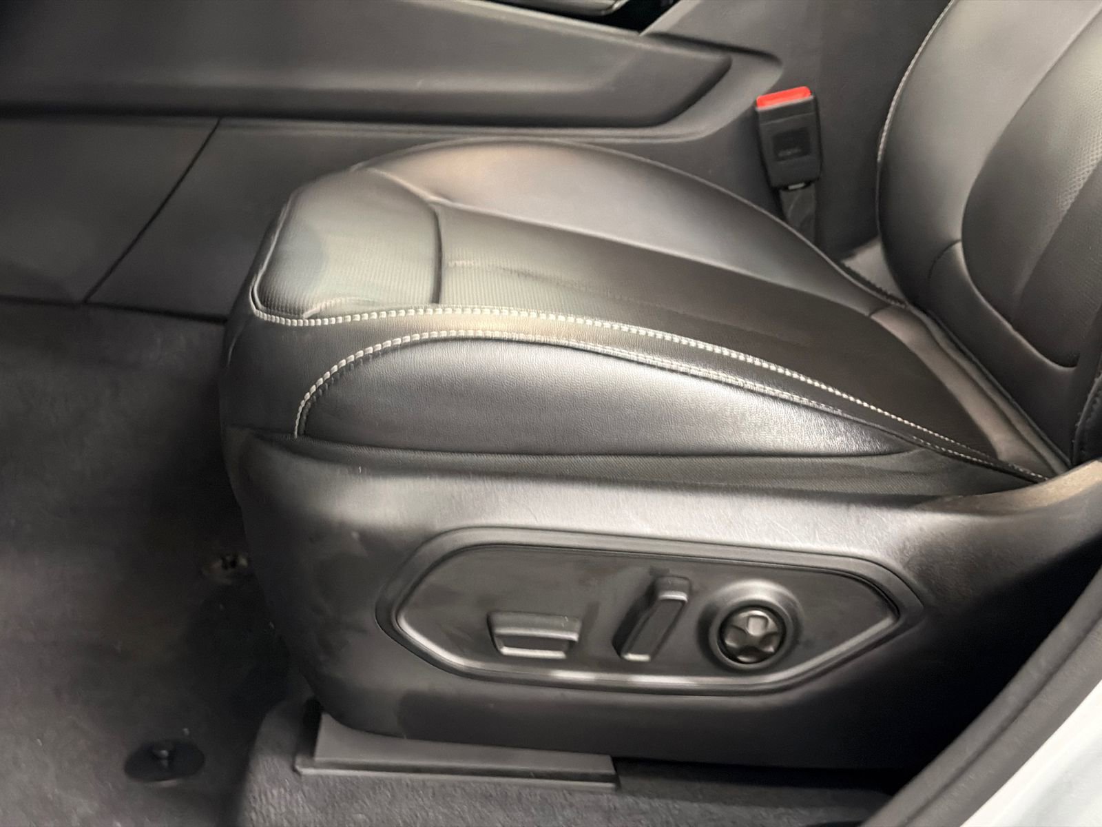 Used 2023 Jeep Grand Cherokee L Limited w/ Luxury Tech Group II image 17
