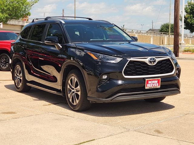 Used 2023 Toyota Highlander XLE FWD image 2