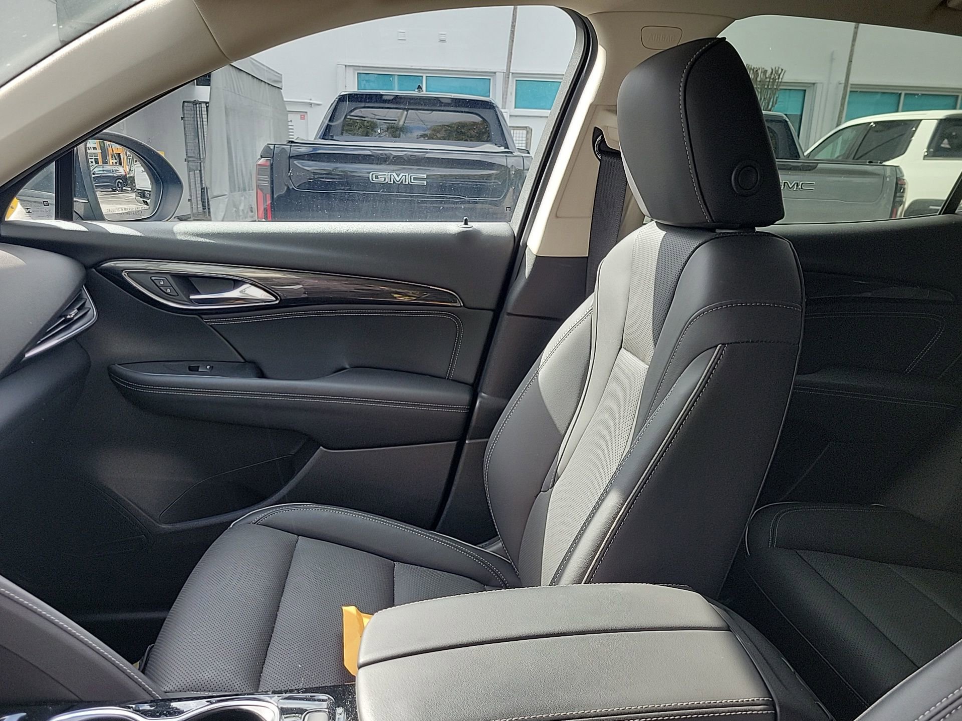 Used 2023 Buick Envision Essence image 25