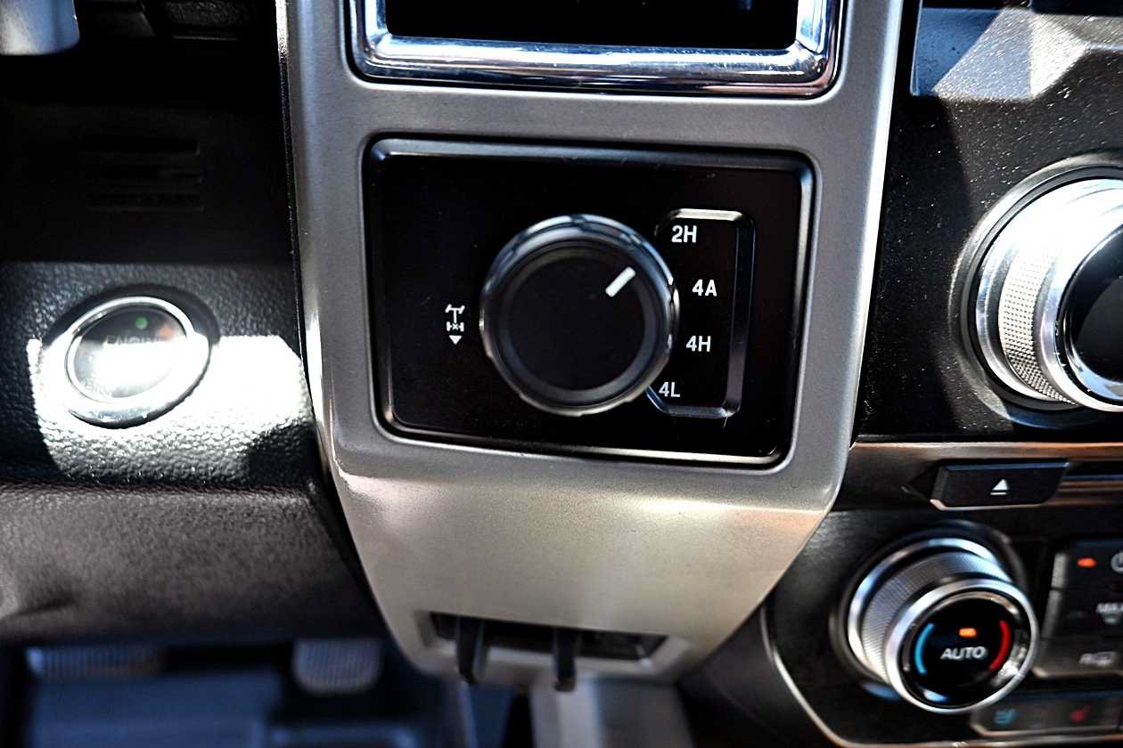 Used 2015 Ford F150 Lariat w/ Equipment Group 502A Luxury AWD/4WD image 32