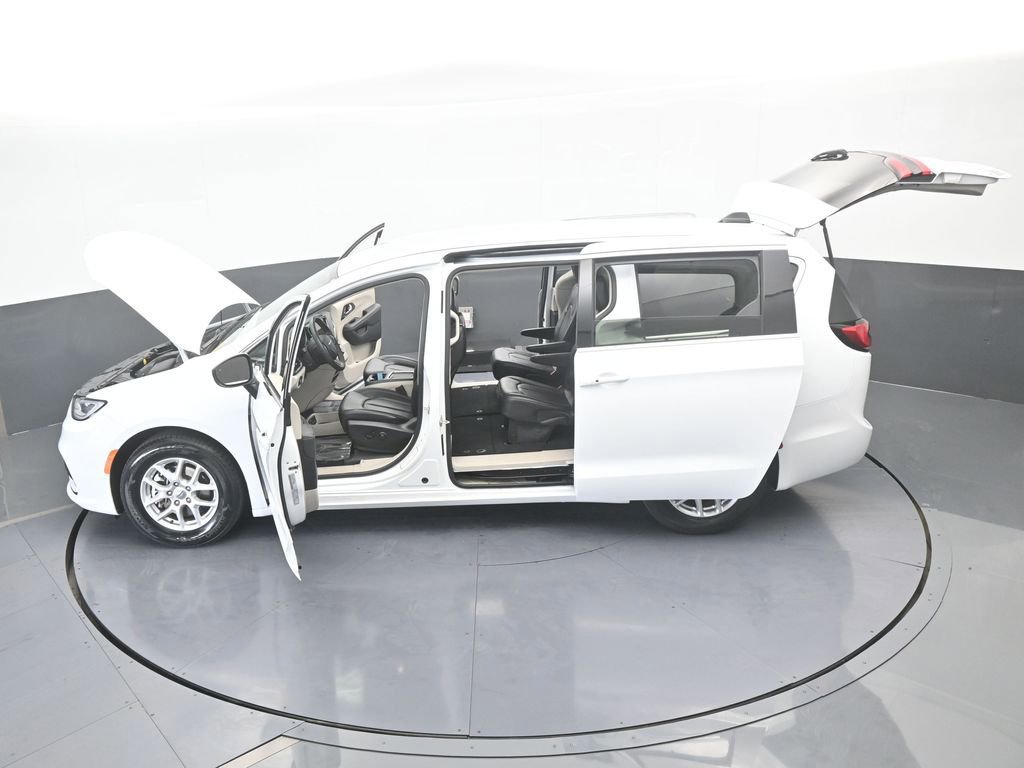 Used 2023 Chrysler Pacifica Touring-L image 65
