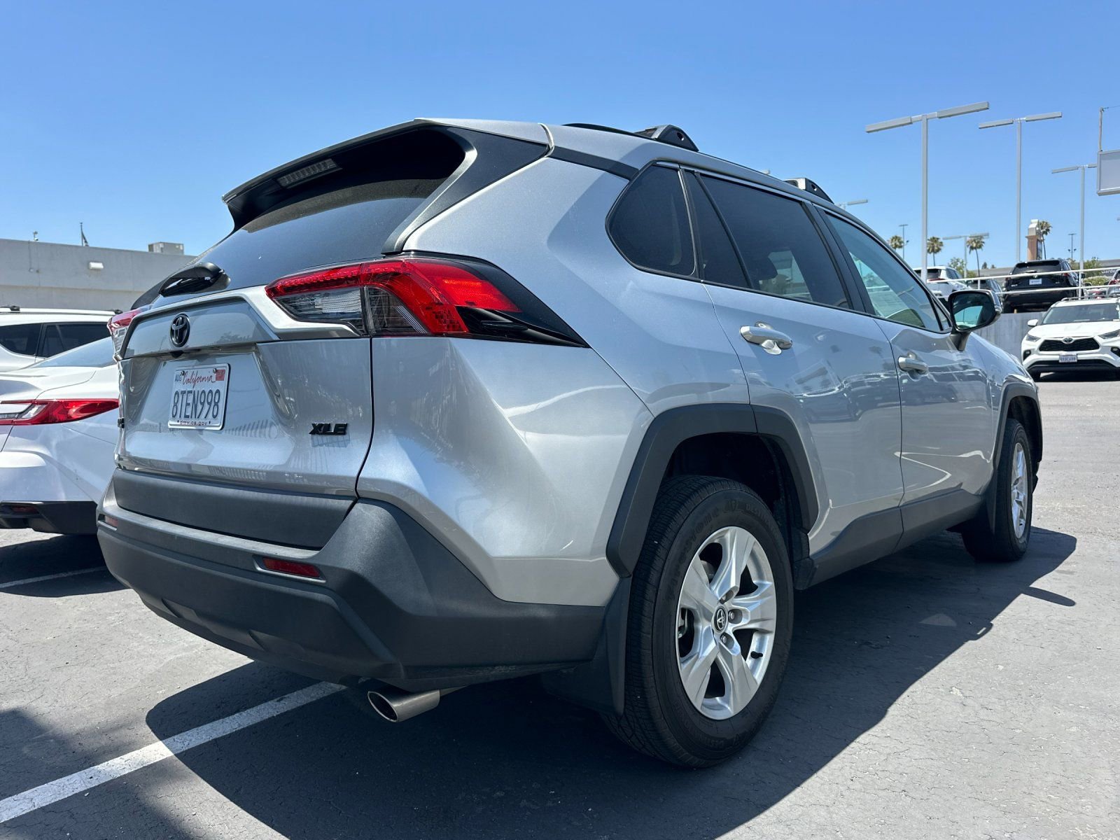 Used 2020 Toyota RAV4 XLE w/ Convenience Package FWD image 3
