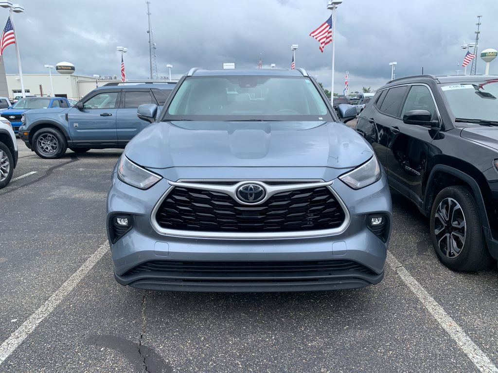 Used 2024 Toyota Highlander XLE AWD/4WD image 6