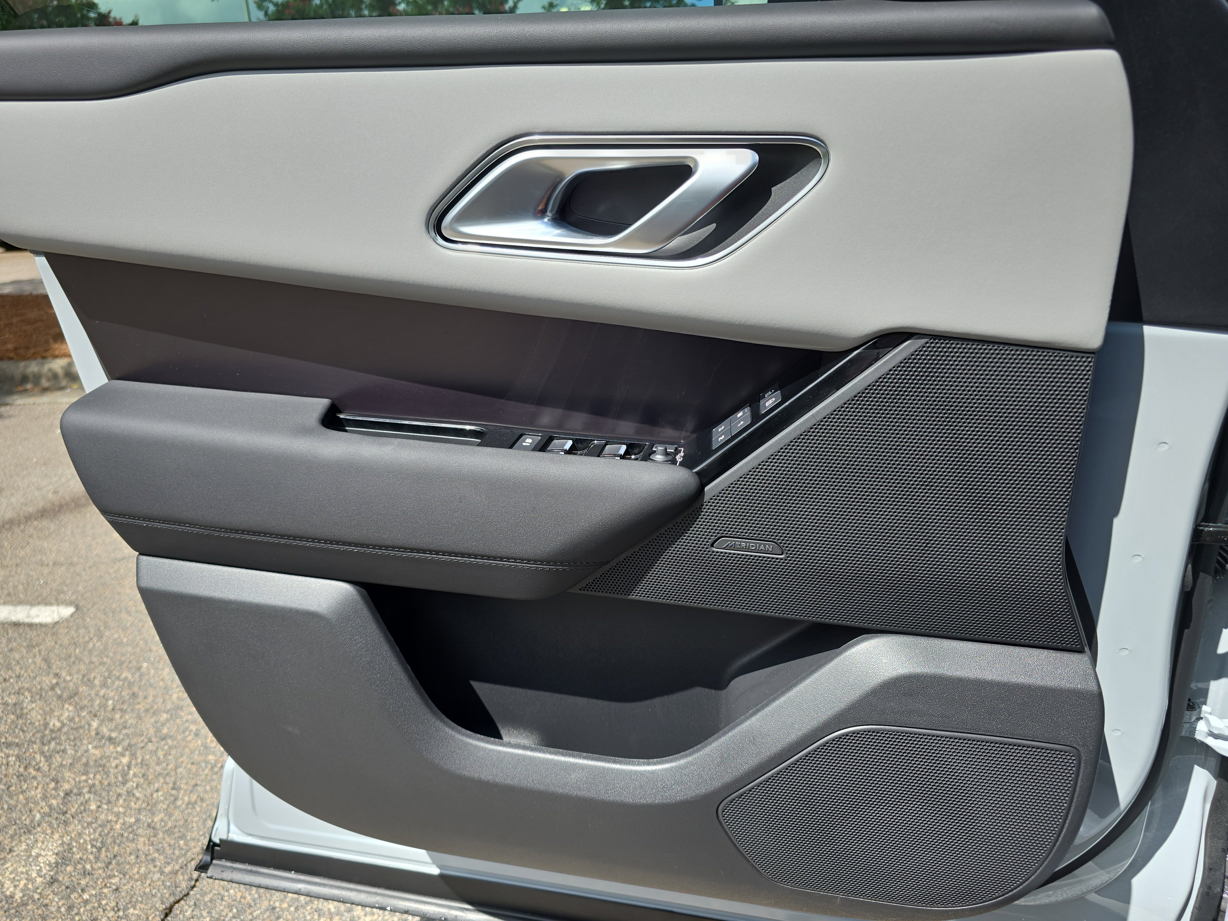 New 2026 Land Rover Range Rover Velar Dynamic SE image 27